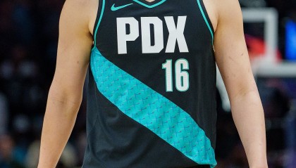 世界杯官方客户端-记者：如果你很久没看杨瀚森的比赛 乍一看就会发现他有明显进步