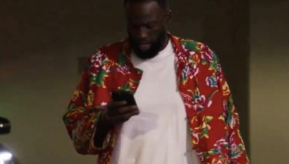 世界杯直播软件官网-湾区雨姐，追梦格林身着中国东北大花袄进入球馆