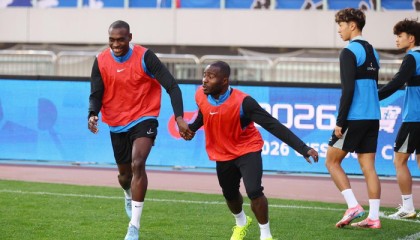 世界杯直播软件官网-中超大连英博vs武汉三镇踩场图片分享，玩配对，看看谁牵了谁的手|斯坦丘|马马杜|冯劲|阿奇姆彭|廖锦涛_新浪体育_新浪新闻